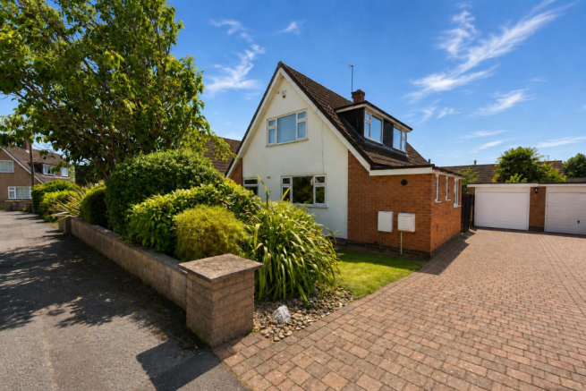 3 bed property, in Orchard Close, £370,000