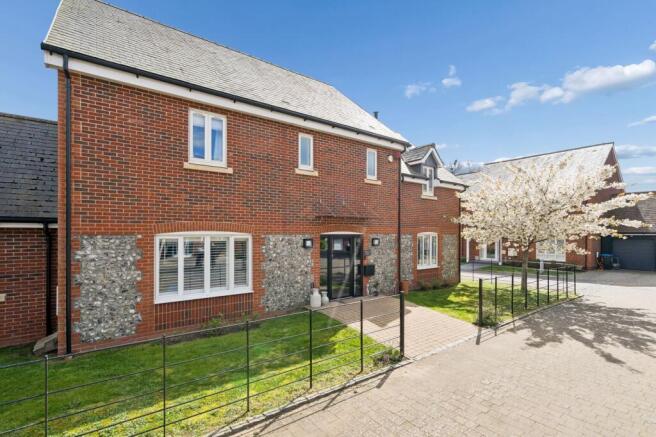 5 bed property, in Lendon Grove, £1,150,000
