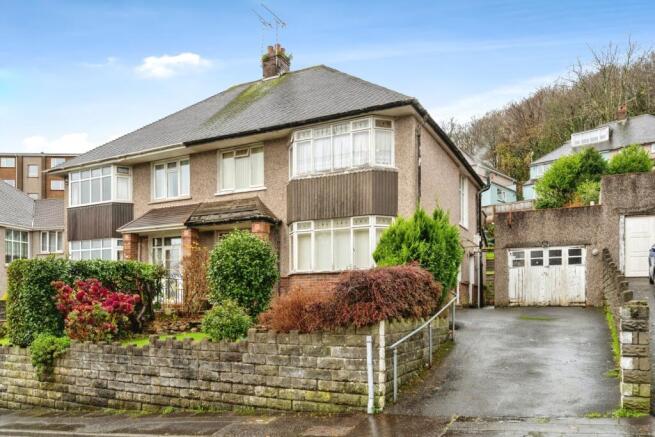 3 bed property, in Ffynone Drive, £300,000