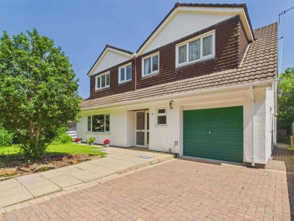 4 bed property, in Clos Morgan Gruffydd, £430,000