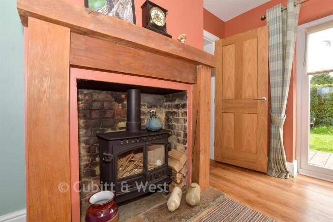 3 bed property, in Dunsfold Road, £550,000