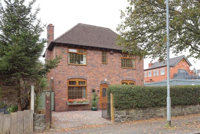 2 bed property, in The Avenue, £260,000