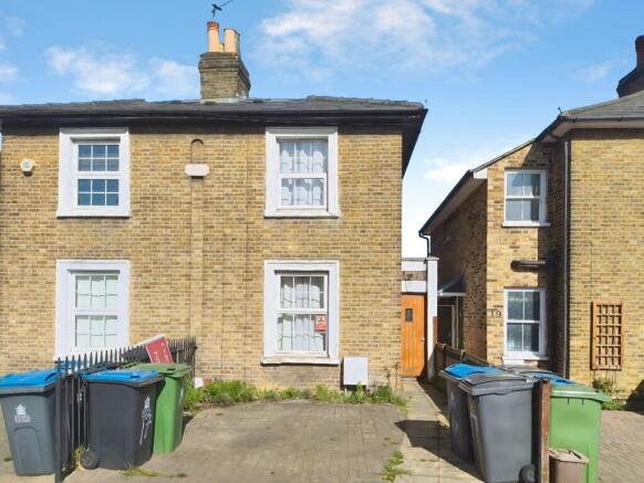 3 bed property, in Hawks Road, £650,000