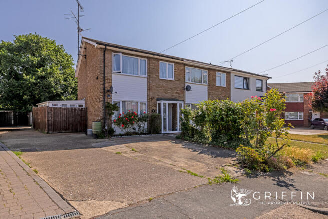 3 bed property, in St. Lawrence Gardens, £300,000