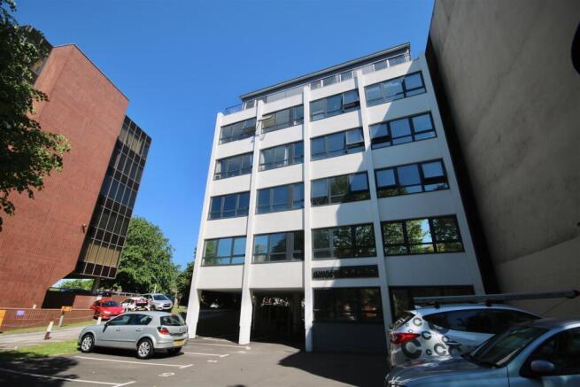 2 bed property, in Kingston House, £85,000