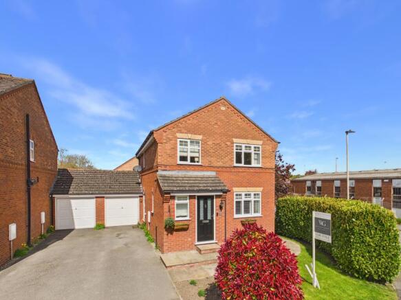 3 bed property, in 2 Kingfisher Drive, £325,000