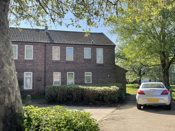 3 bed property, in Manor Fields, £380,000