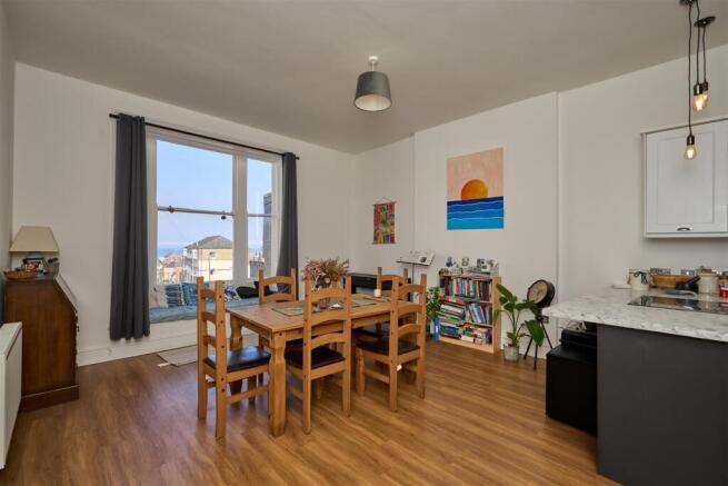 3 bed property, in Cross Street, £250,000
