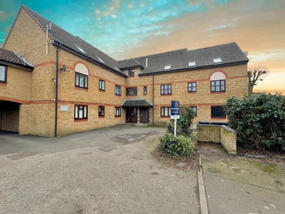 1 bed property, in Chestnut Drive, £100,000