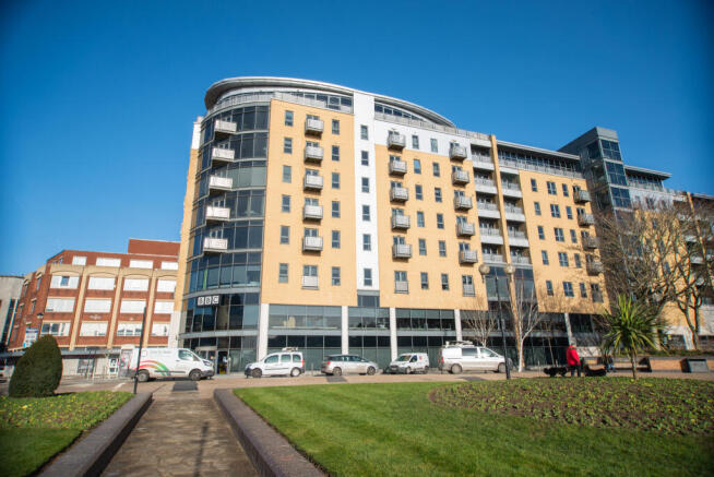 1 bed property, in Queens Dock Avenue, £60,000