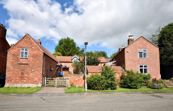 5 bed property, in Hill View, £650,000