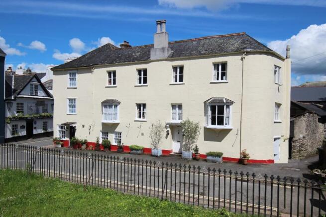 5 bed property, in West Street, £435,000