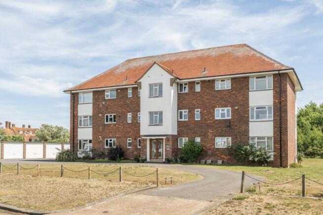 2 bed property, in Waldershare Avenue, £359,500