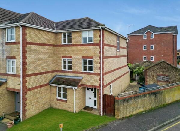 5 bed property, in Livesey Close, £750,000