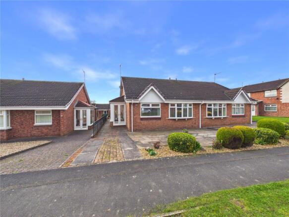 2 bed property, in Shawbrow View, £180,000