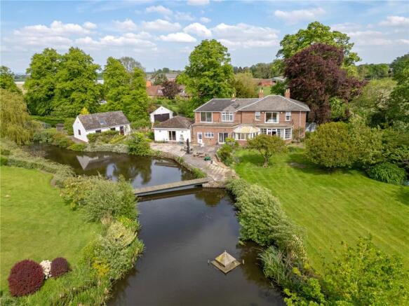 5 bed property, in Aughton, £999,950