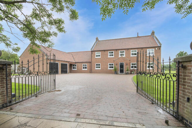 5 bed property, in Trumfleet Lodge, £795,000