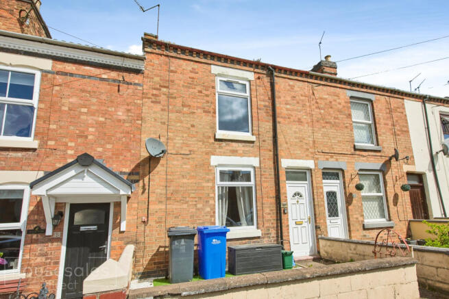 2 bed property, in Woods Lane, £105,000