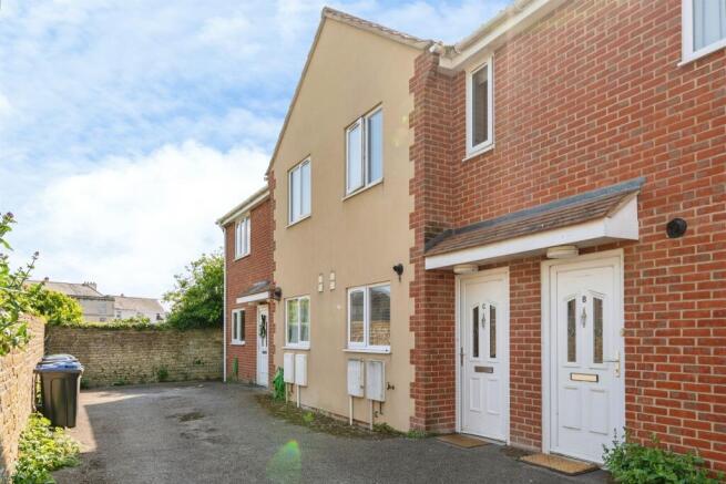 2 bed property, in Union Street, £180,000