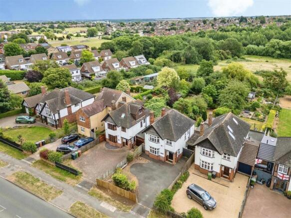 3 bed property, in Northampton Road, £415,000