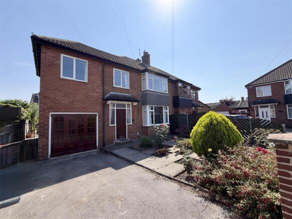 4 bed property, in Brunswick Gardens, £350,000