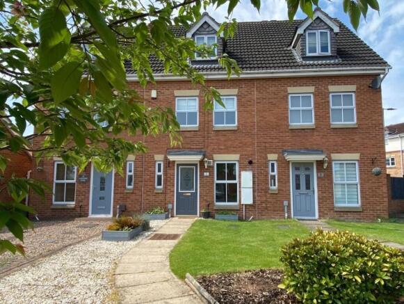 3 bed property, in Kirkcaldy Fold, £225,000