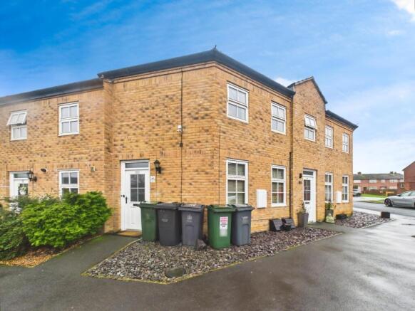 2 bed property, in Littlelands, £100,000