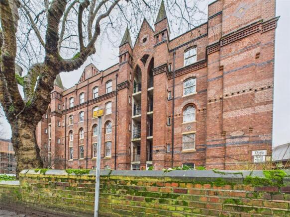 1 bed property, in Park View Court, £55,000