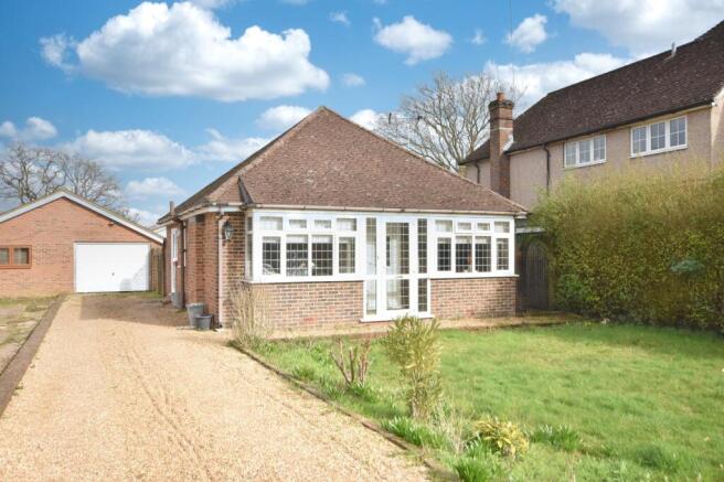 2 bed property, in Smallfield RH6, £425,000