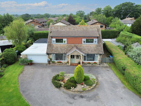 4 bed property, in The Paddock, £630,000