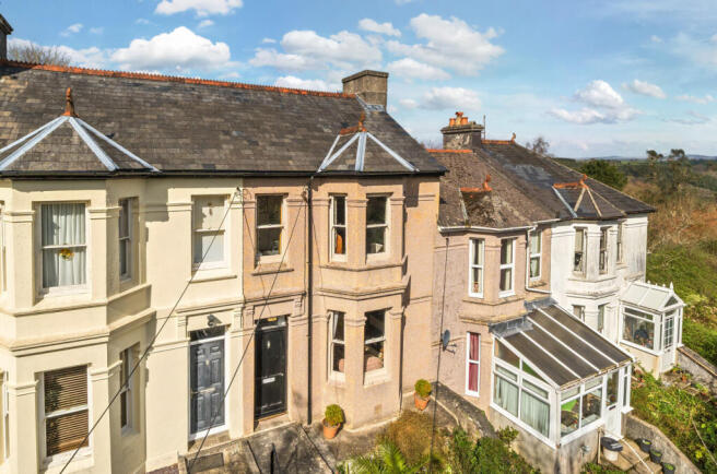 2 bed property, in Albert Terrace, £240,000