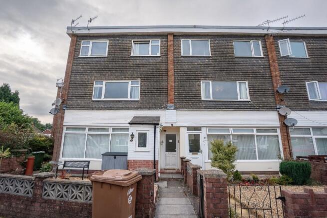 3 bed property, in Porset Drive, £105,000
