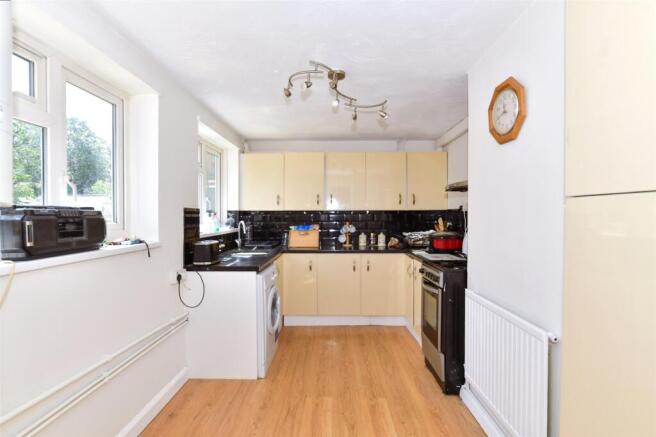 2 bed property, in Woodlands Road, £180,000