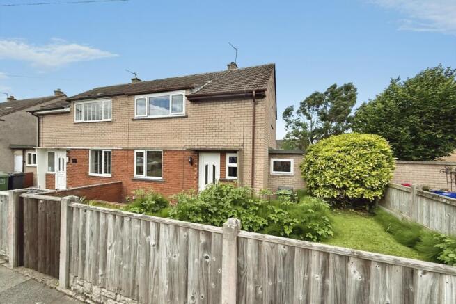 2 bed property, in Stonegarth, £150,000