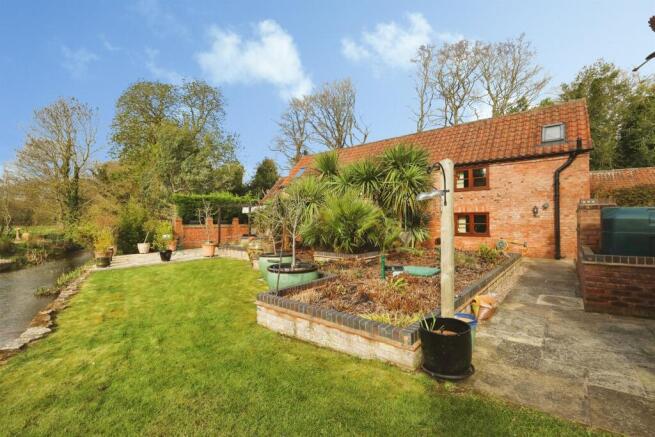 2 bed property, in Mill Lane, £200,000