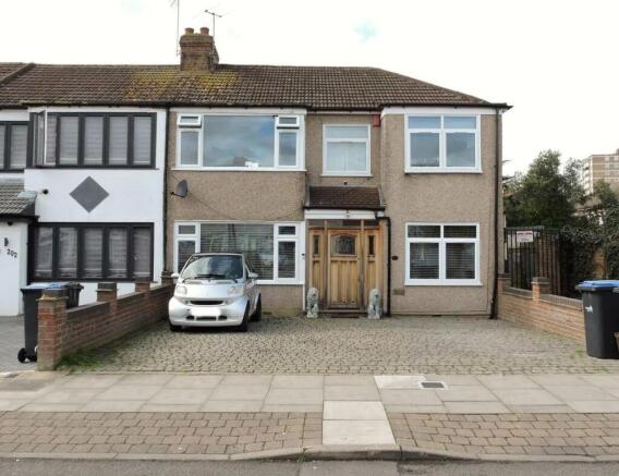 5 bed property, in Albany Park Avenue, £510,000