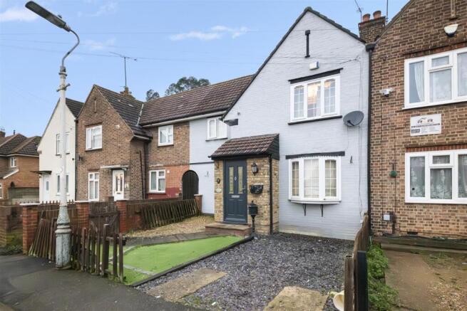 2 bed property, in Wheatley Crescent, £475,000