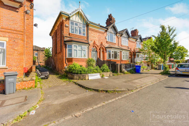 3 bed property, in Longford Place, £250,000