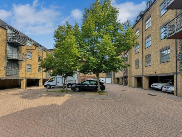 1 bed property, in Hewetts Quay IG11, £220,000