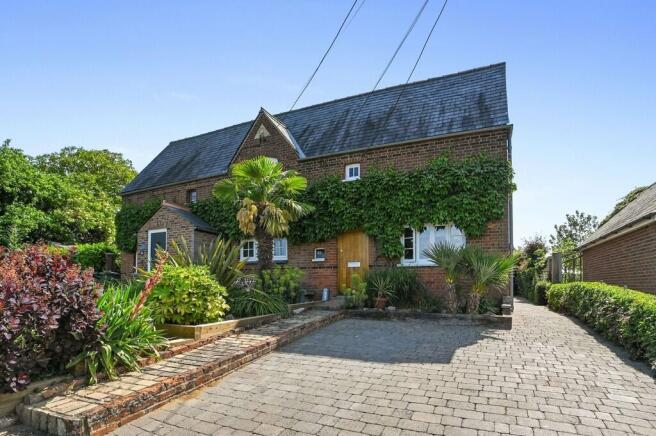 2 bed property, in Toppesfield, £375,000