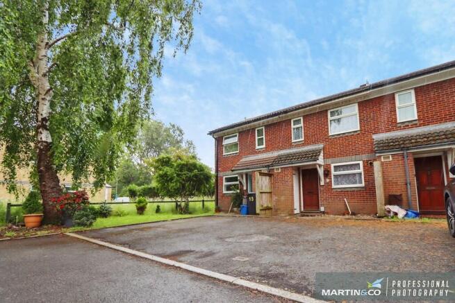 2 bed property, in Stallcourt Close, £209,950