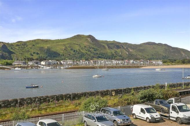 3 bed property, in Station Road, £200,000