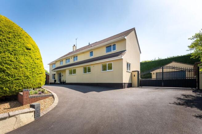 6 bed property, in The Gables, £895,000