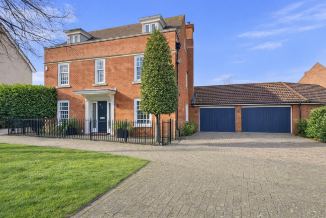 5 bed property, in Cuckoo Way, £800,000