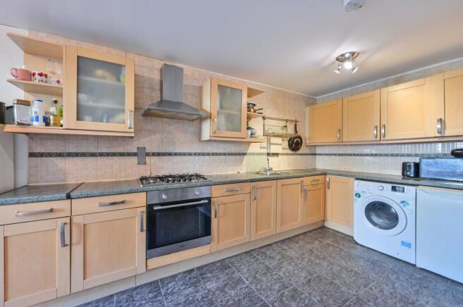 5 bed property, in Knights House, £650,000