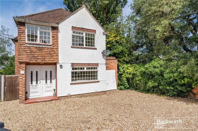 3 bed property, in Cedar Close, £575,000
