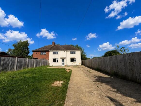 4 bed property, in Byfield Road, £525,000