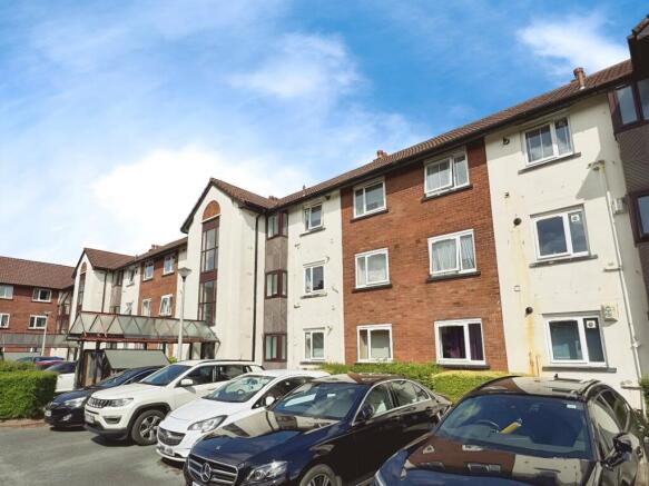 2 bed property, in Canterbury Gardens, £100,000