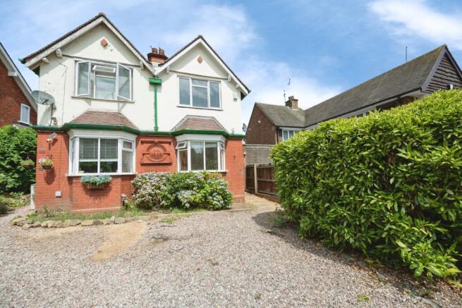 2 bed property, in Perryhill Lane, £250,000