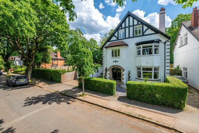 6 bed property, in Newbridge Avenue, £750,000